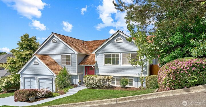 Property Photo:  1404  S 290th Pl  WA 98003 