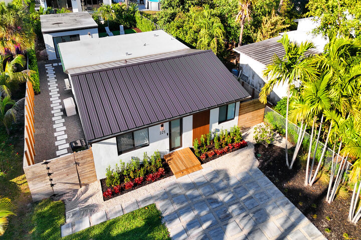 Property Photo:  225 NE 10th Street  FL 33444 