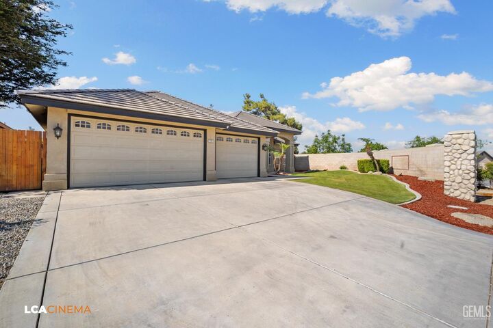 Property Photo:  12813 Hawaii Lane  CA 93312 