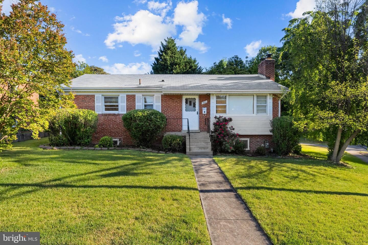 Property Photo: 5901 1st Street N VA 22203