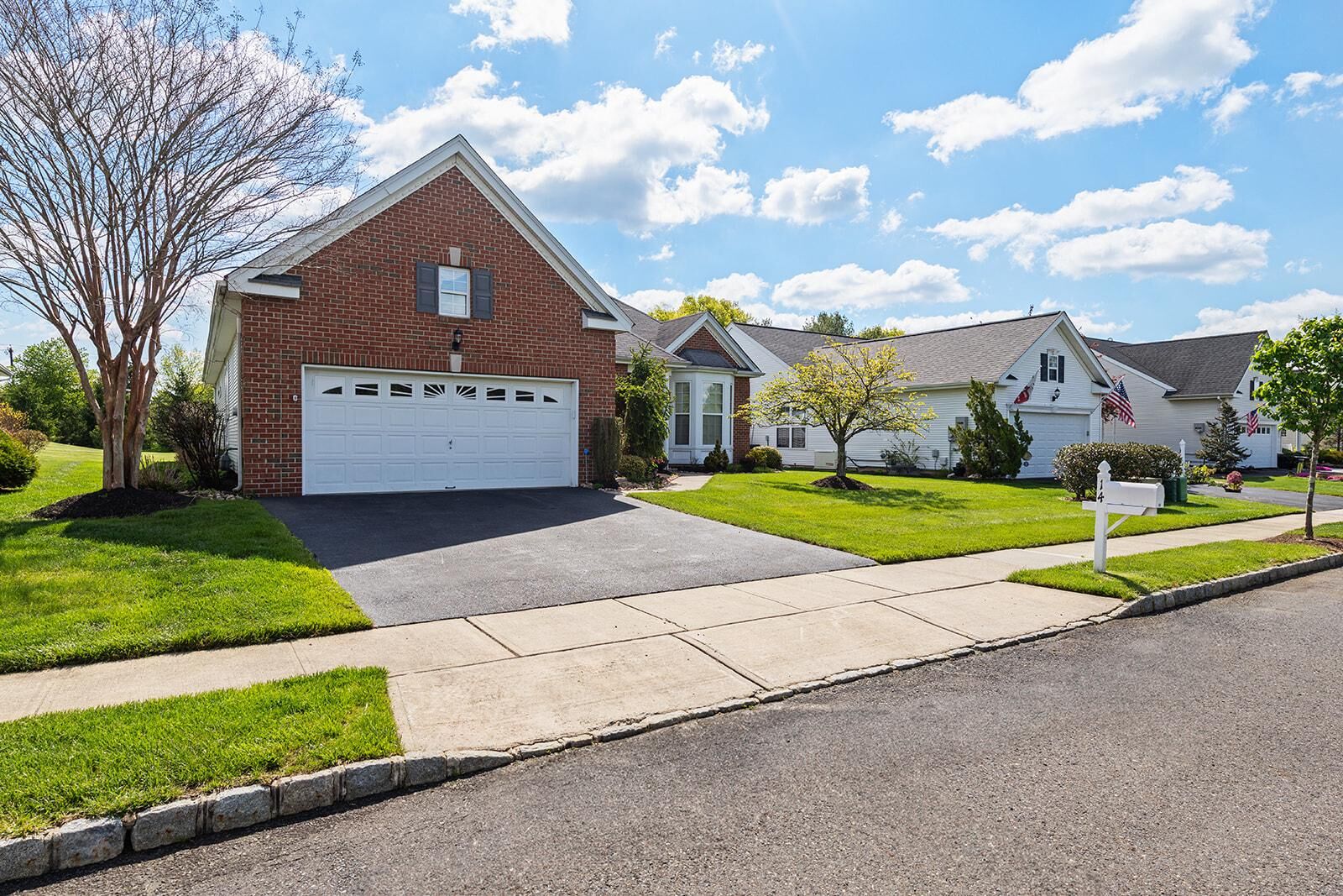 Property Photo:  14 Williamsburg Court  NJ 08501 