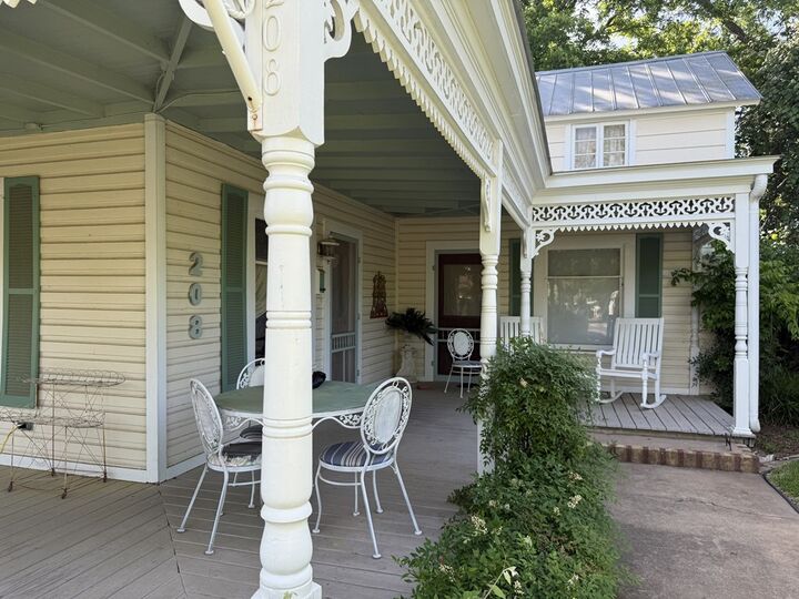 Property Photo:  208 Crockett St  TX 78624 