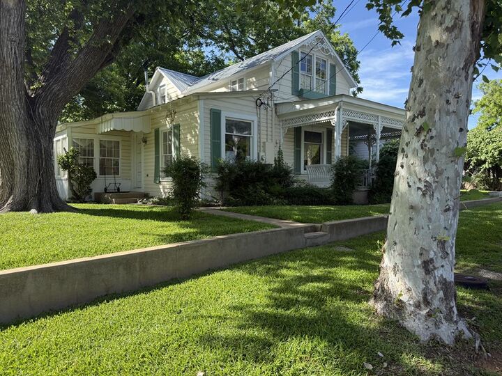 Property Photo:  208 Crockett St  TX 78624 