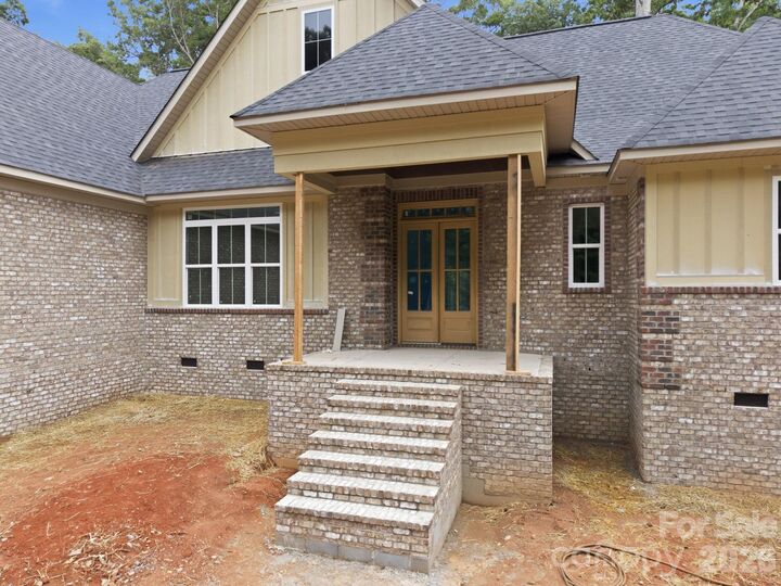 Property Photo: 207 Kingsbridge Road NC 28144