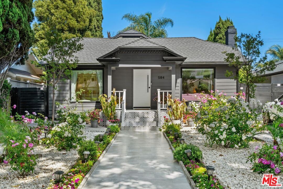 Property Photo: 584 N Lucerne Blvd CA 90004