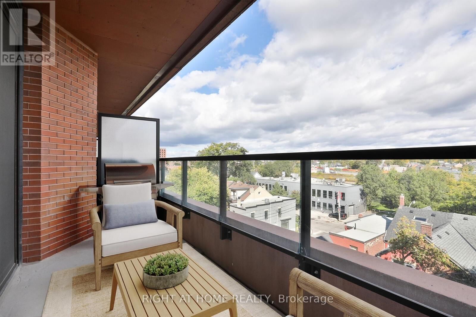 Property Photo:  2720 Dundas Street West 512  ON M6P 1Y2 