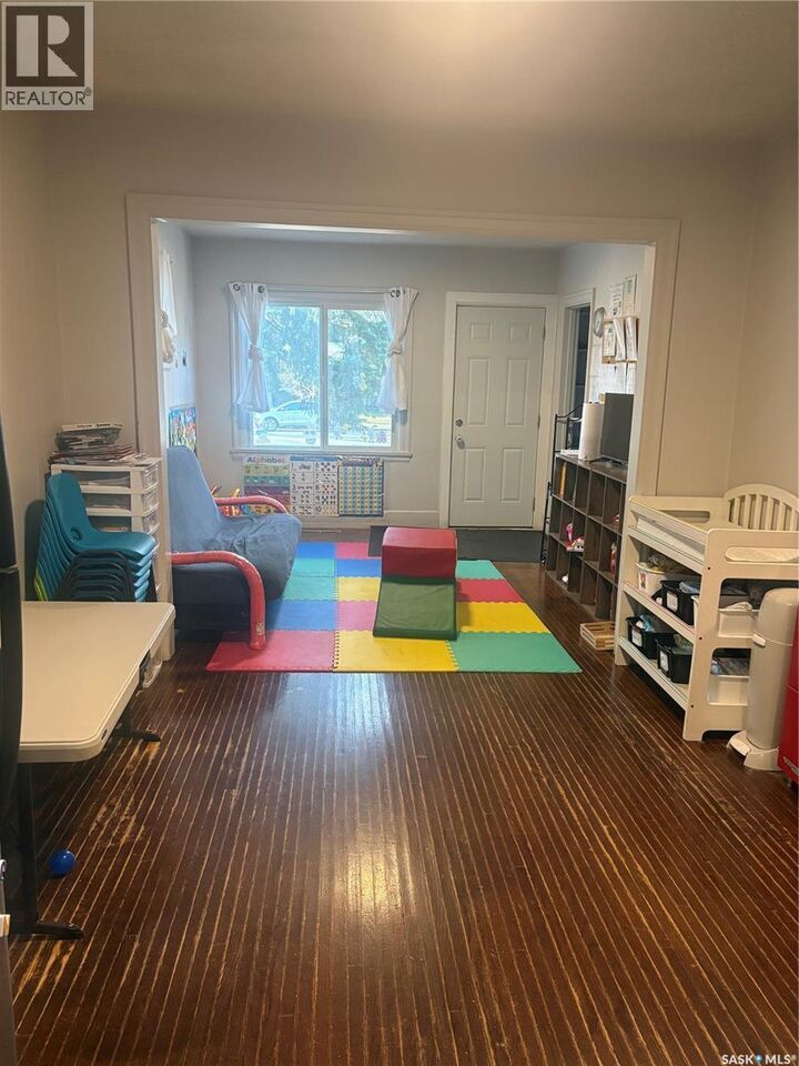 Property Photo:  718 8th Street E  SK S7H 0R3 