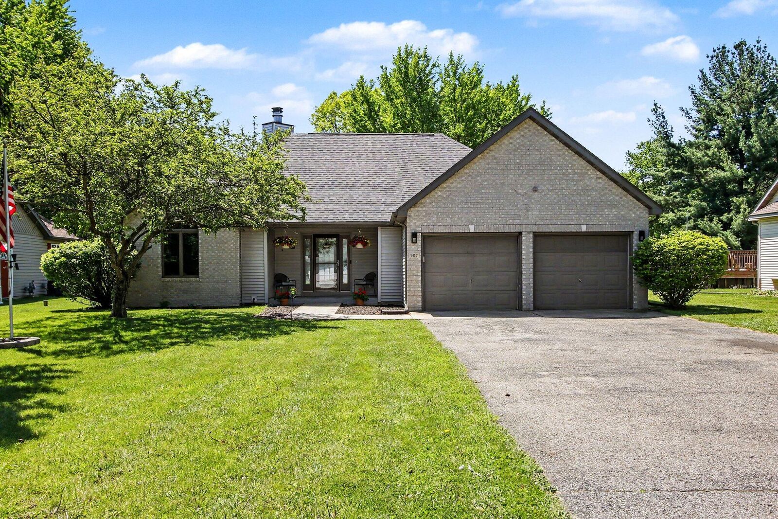 Property Photo:  907 E 12th Street  IN 46342 