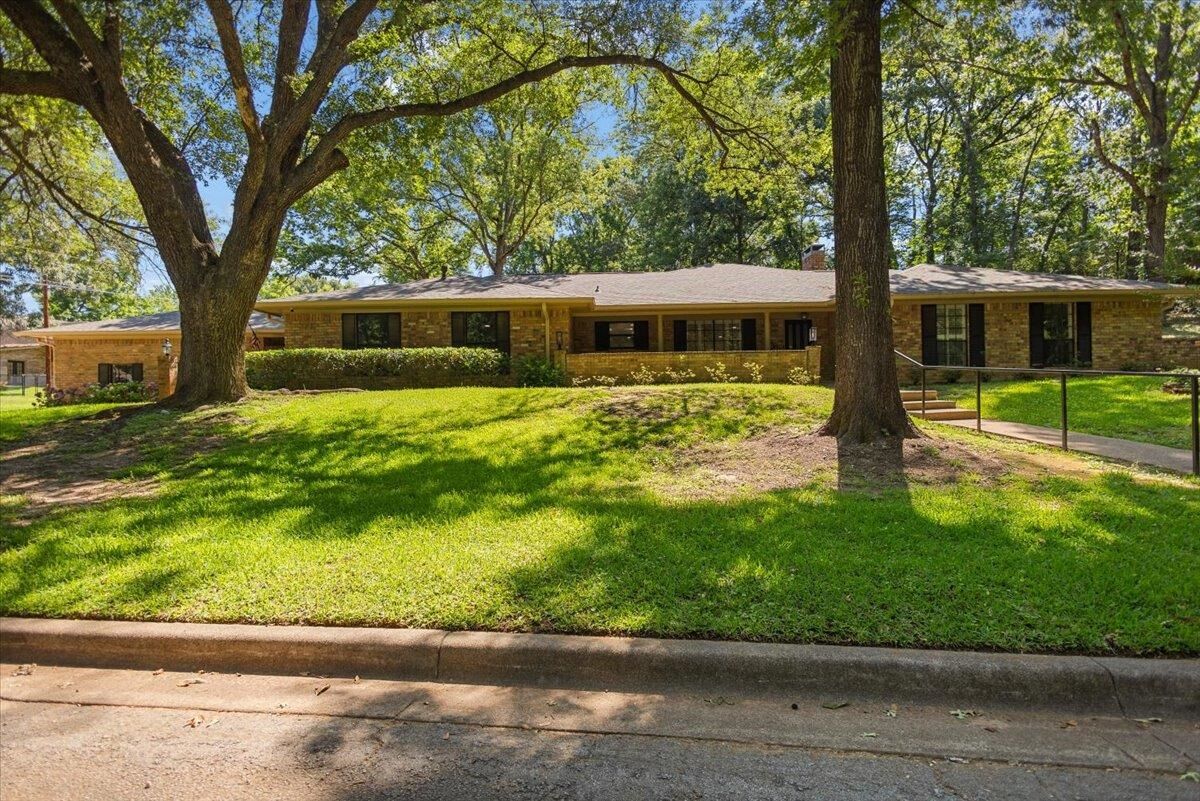 Property Photo:  555 Lakeshore Dr.  TX 75801 