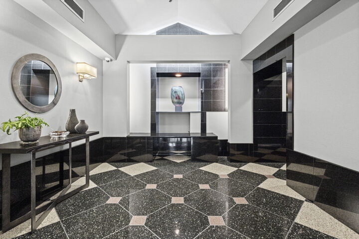 Property Photo: 111 W Maple Street 1807 IL 60610