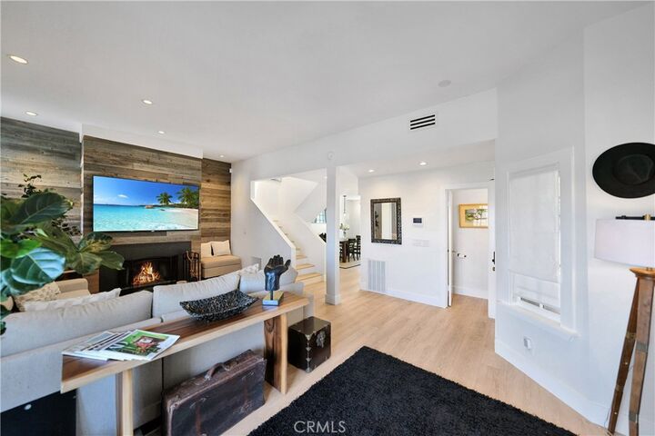 Property Photo:  811 W 15th 2B  CA 92663 
