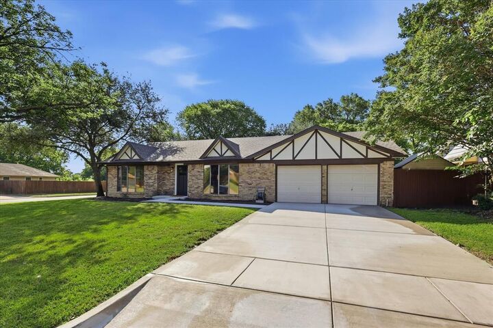 Property Photo: 1029 Summerplace Lane TX 76092