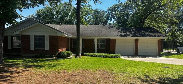 Property Photo:  2202 Foxcroft Circle  TX 76209 