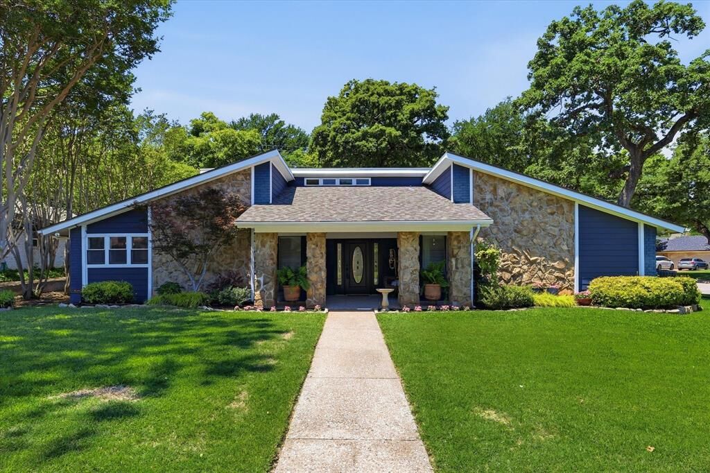 Property Photo:  2850 Creekwood Drive  TX 76051 