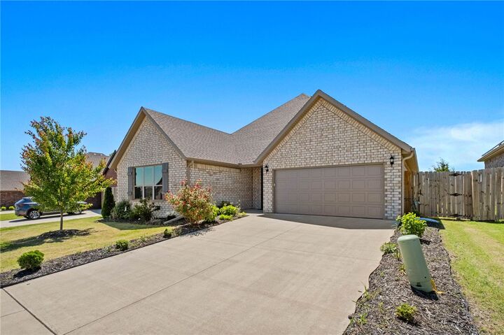 Property Photo:  4400 SW Pawhuska Street  AR 72713 