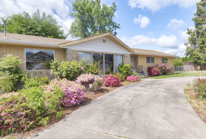 Property Photo:  1195 E Park Street  OR 97527 