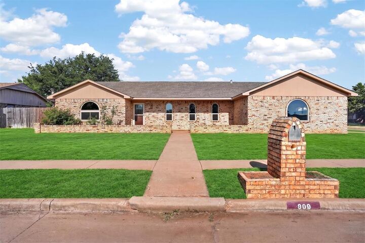 Property Photo:  909 Canterbury Boulevard  OK 73521 