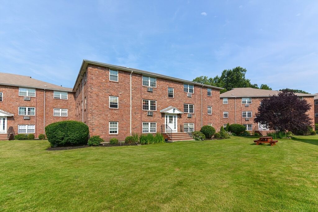 Property Photo:  4 Colonial Village Dr 9  MA 02474 