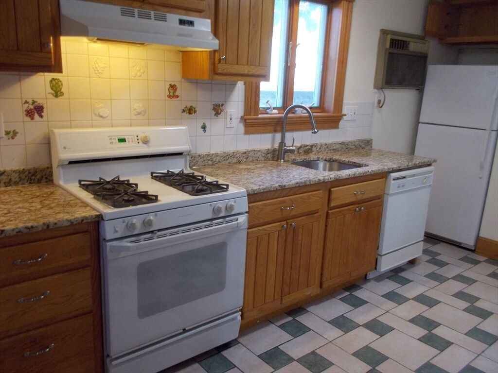 Property Photo:  92 Lowell St 1  MA 02453 