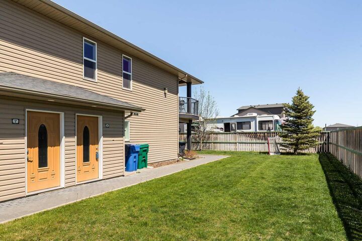 Property Photo:  899 Mt Sundance Manor W 8  AB T1J 1X7 