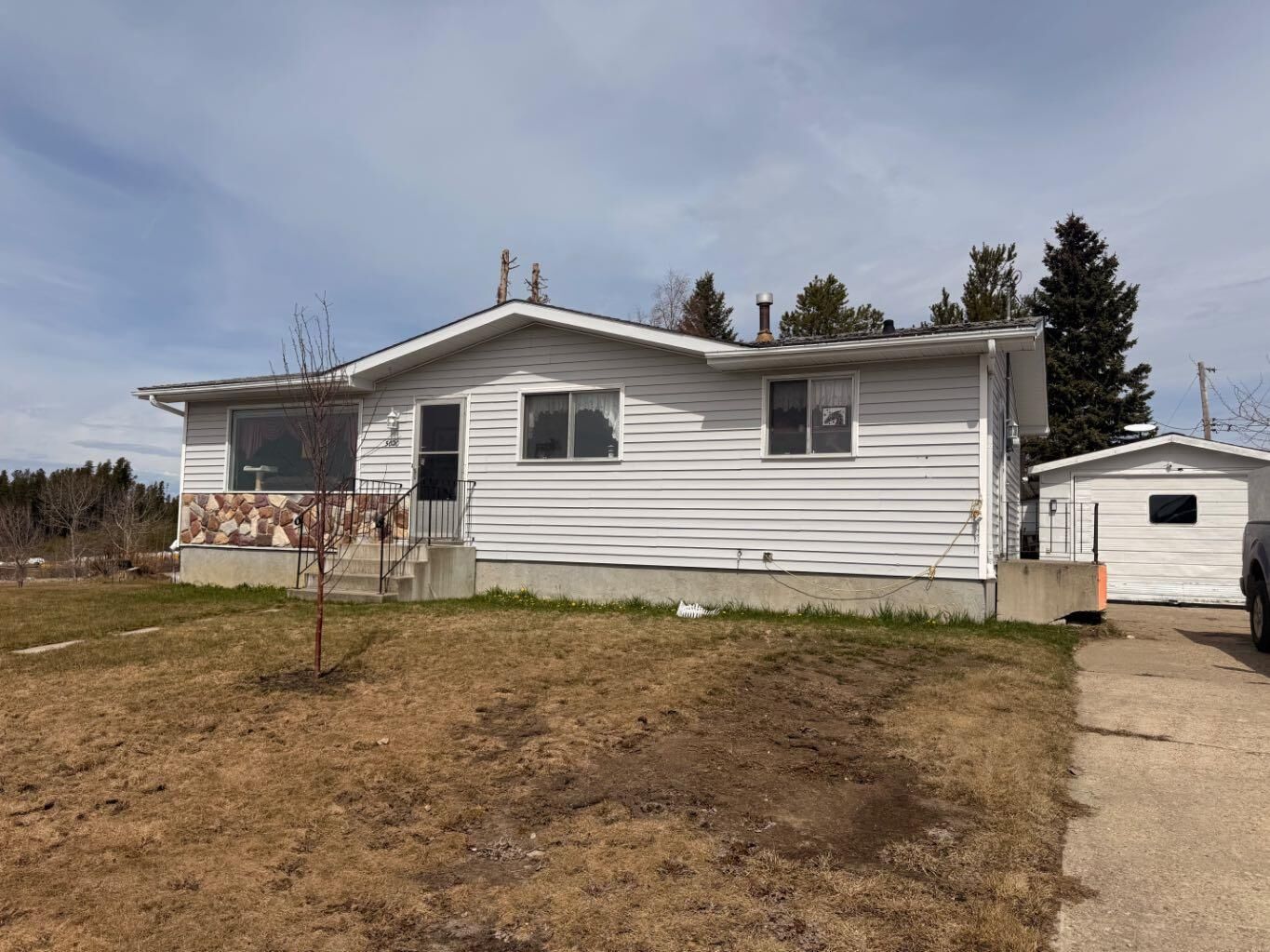 Property Photo:  5020 Oxford Avenue  AB T0G 2C0 
