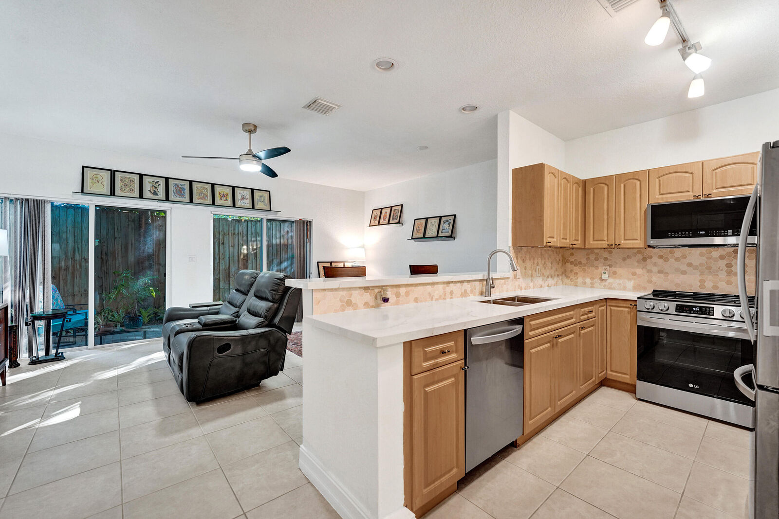 Property Photo: 1743 NE 4th Avenue F4 FL 33305