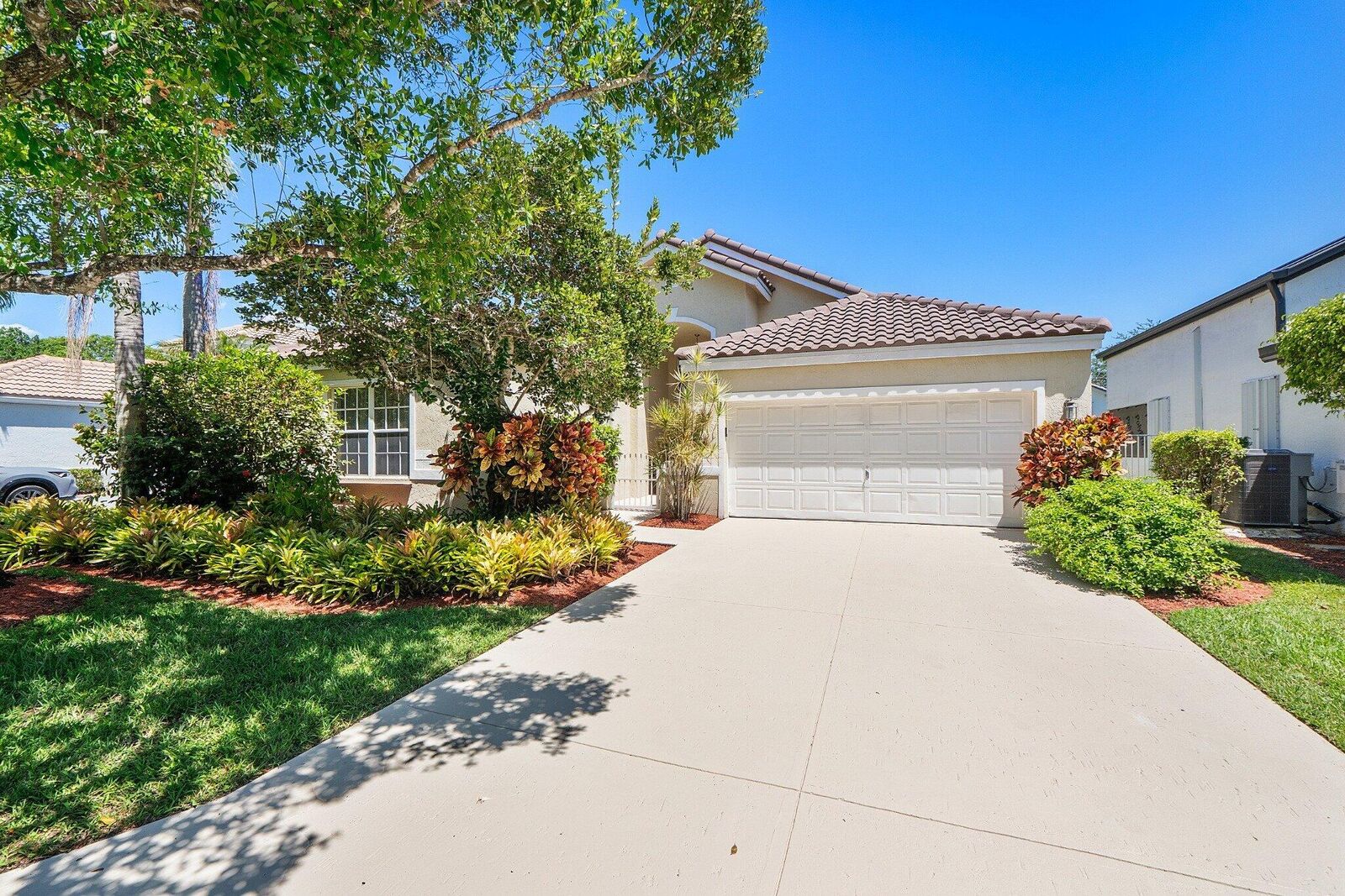 Property Photo: 2016 Island Circle FL 33326