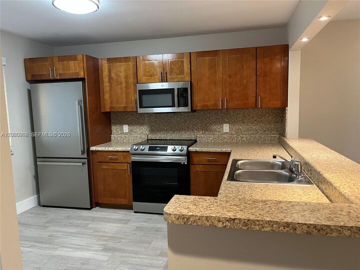 Property Photo:  436 Lakeview Dr 203  FL 33326 