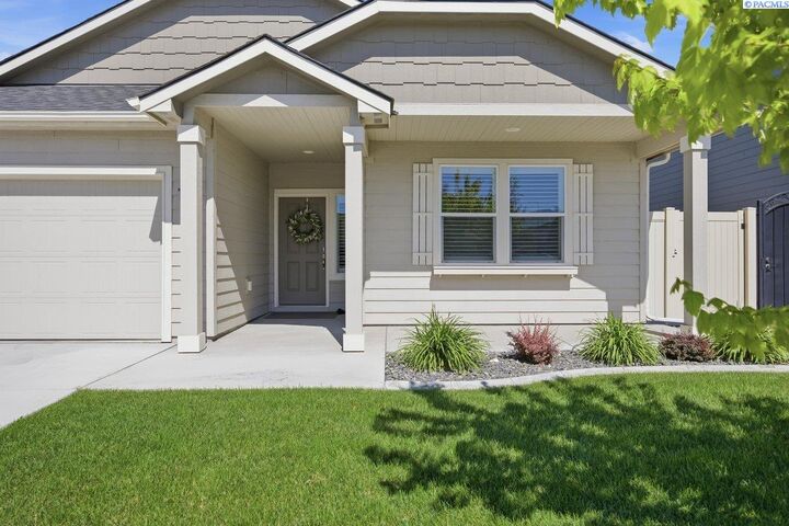 Property Photo:  647 Marysville Way  WA 99352-7880 