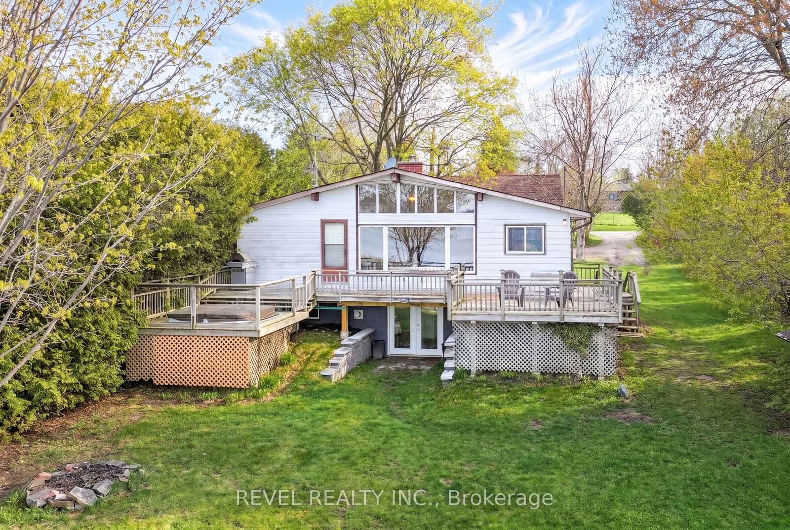 Property Photo: 18 Lakeview Boulevard ON K0M 2C0