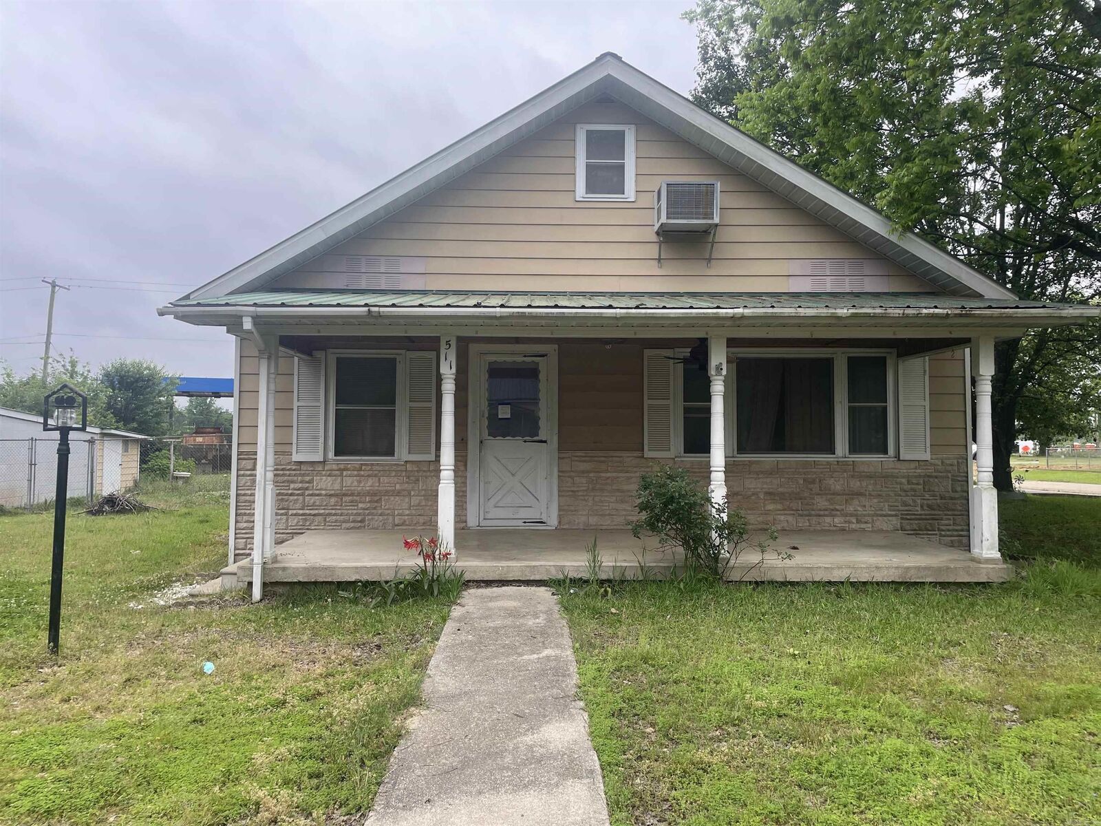 Property Photo:  511 W 1st Street  AR 71833 