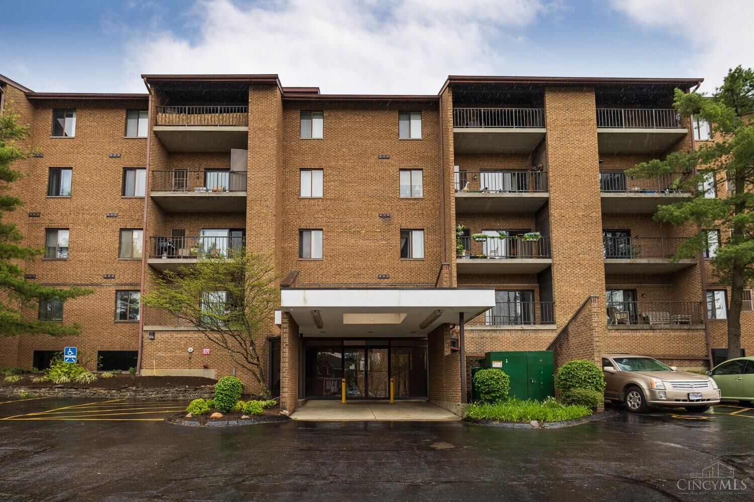 Property Photo: 3004 Glenmore Avenue OH 45238