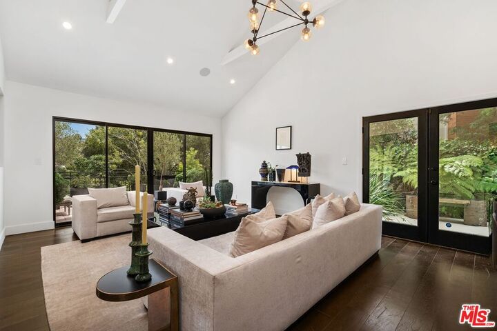 Property Photo:  2528 Carman Crest Dr  CA 90068 