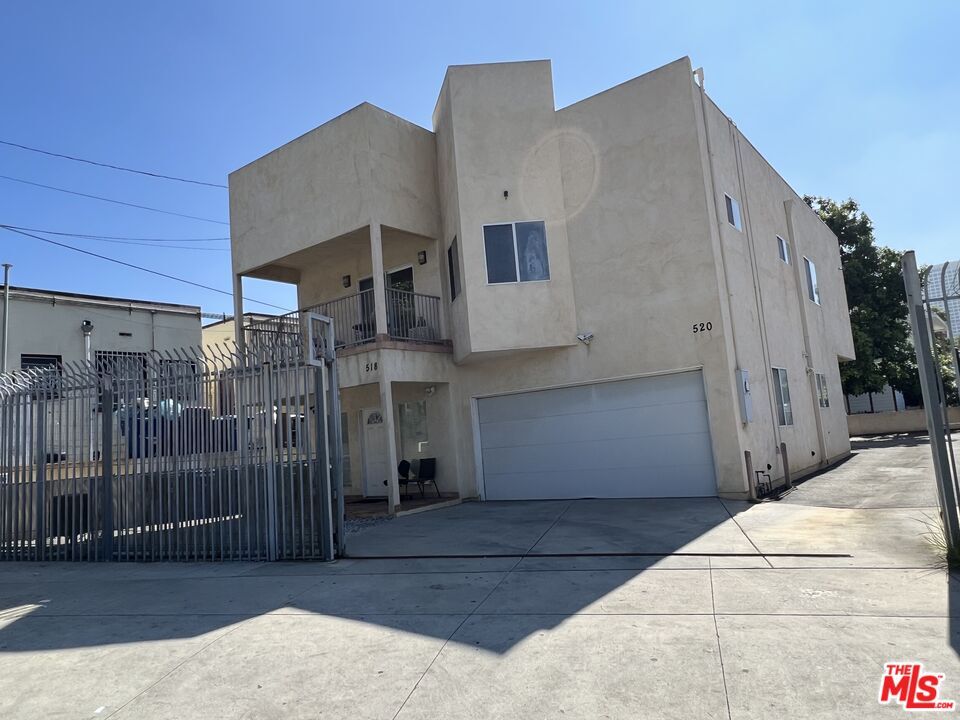 Property Photo:  520 Columbia Ave  CA 90017 