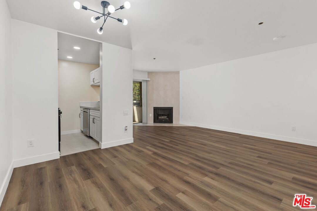 Property Photo:  10960 Ashton Ave  CA 90024 