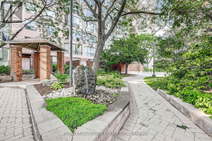 Property Photo: 1110 Walden Circle Ph3 ON L5J 4R3