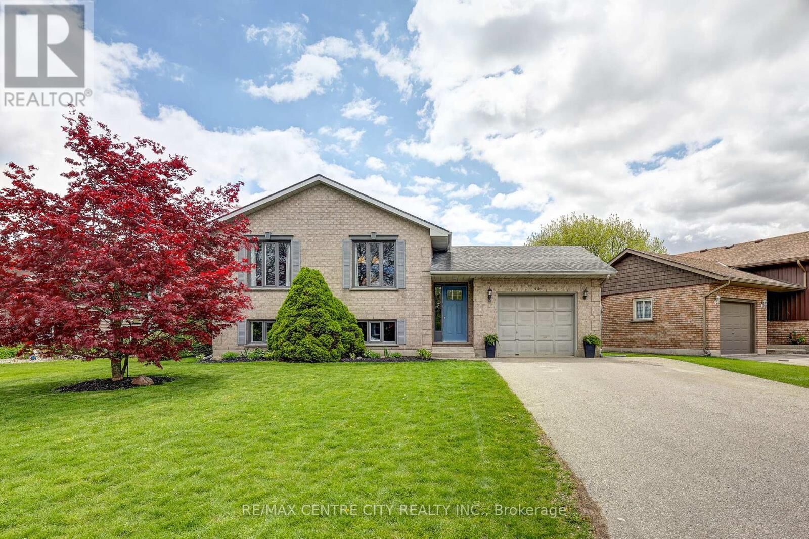 Property Photo:  43 Sinclair Crescent  ON N5H 3B9 