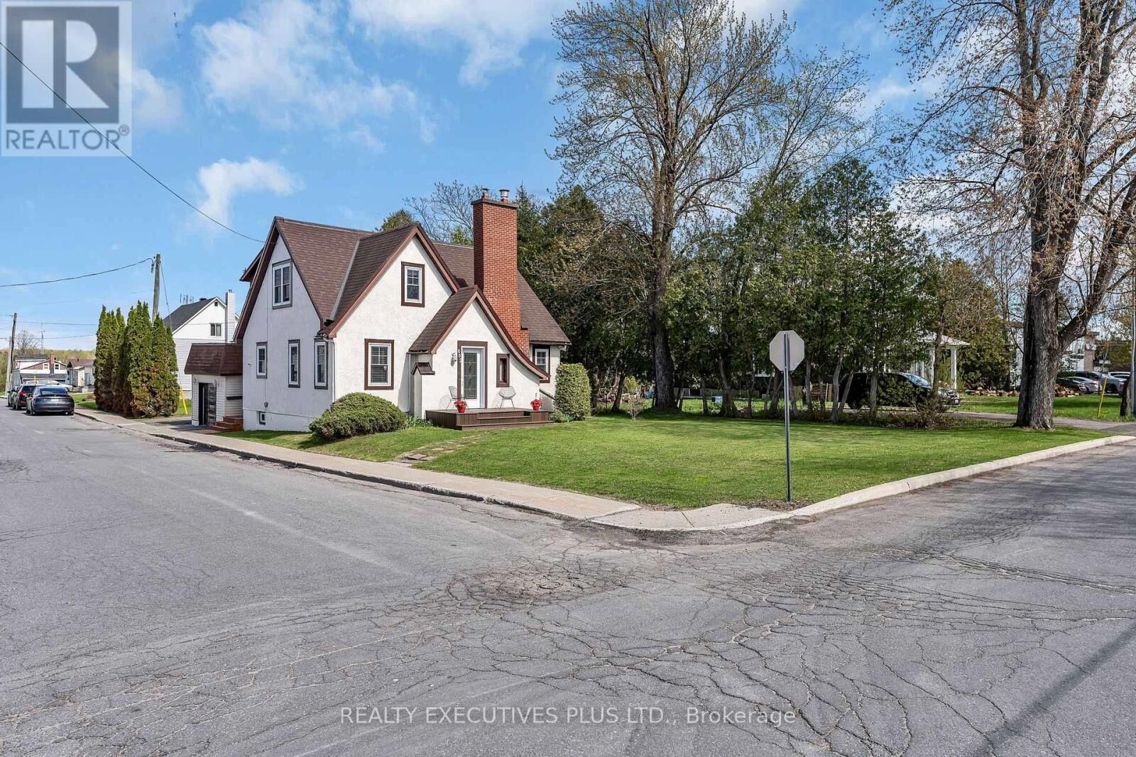 Property Photo: 605 Water Street ON K0B 1L0
