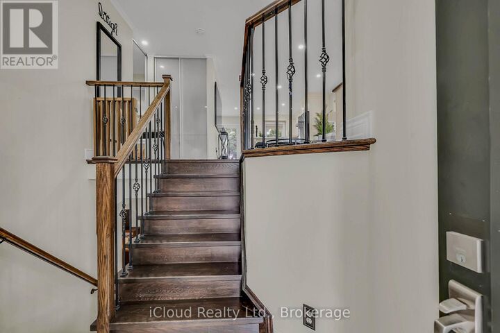 Property Photo:  1370 Pickwick Drive  ON L5V 2H4 