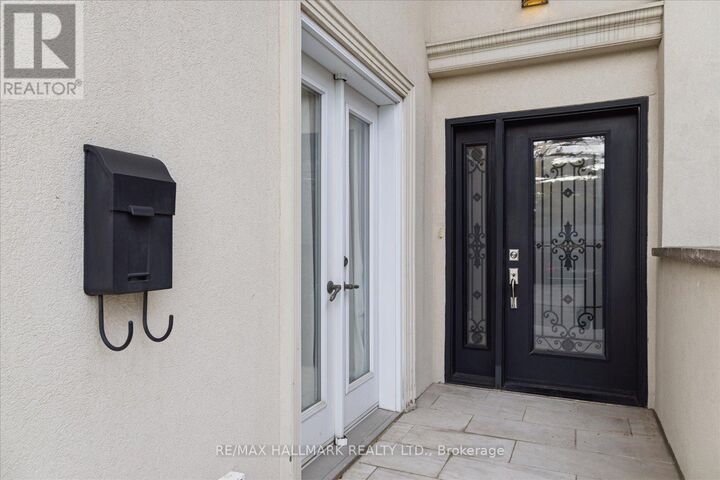 Property Photo:  65 Cleveland Street  ON M4S 2W3 