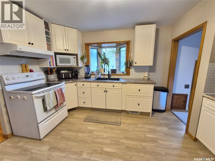 Property Photo:  451 Woodlawn Crescent  SK S4H 0X5 