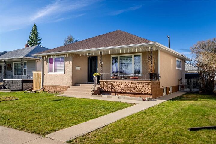 Property Photo:  851 Inkster Boulevard  MB R2X 1N6 