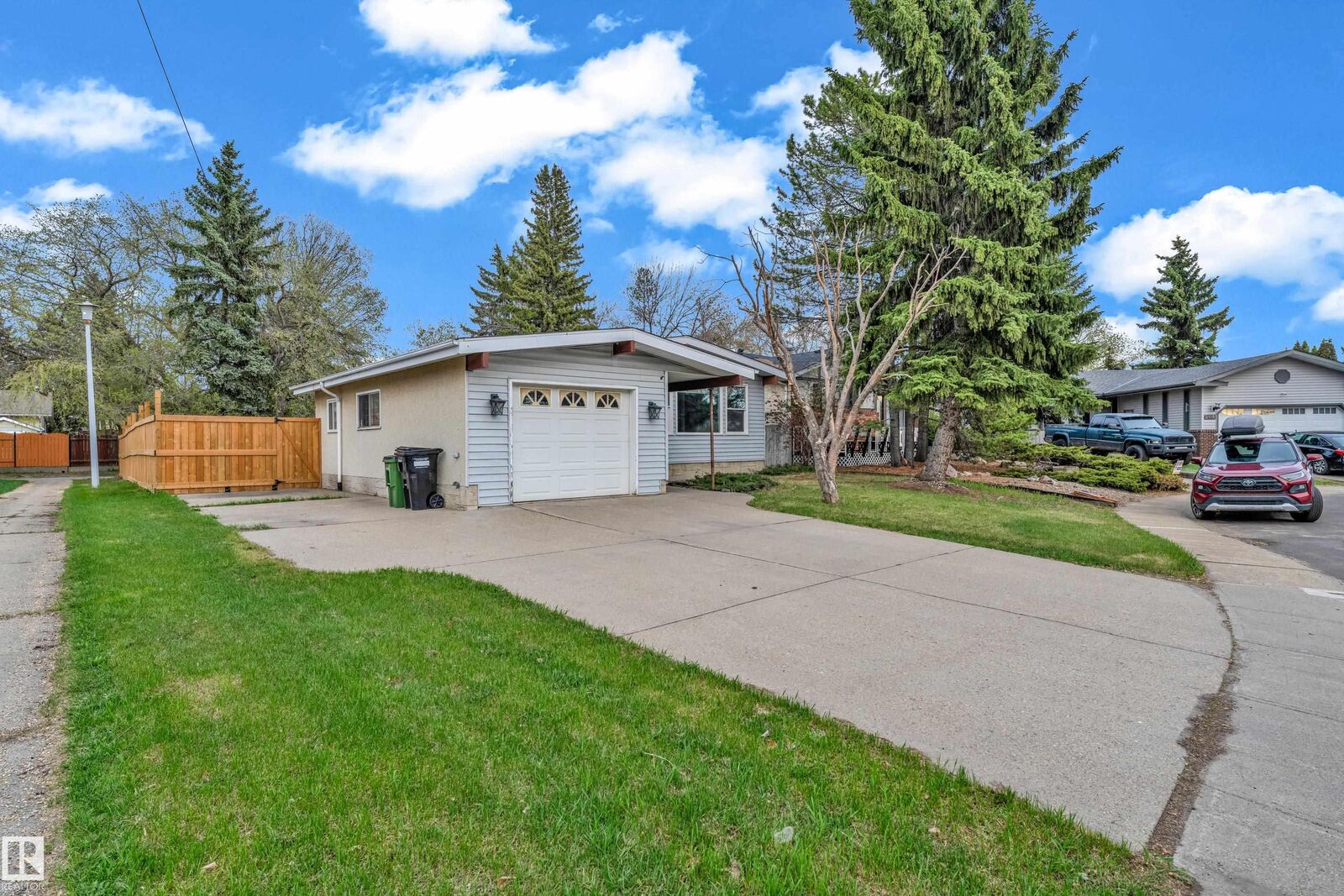 Property Photo:  2119 85 Street NW  AB T6K 2G1 
