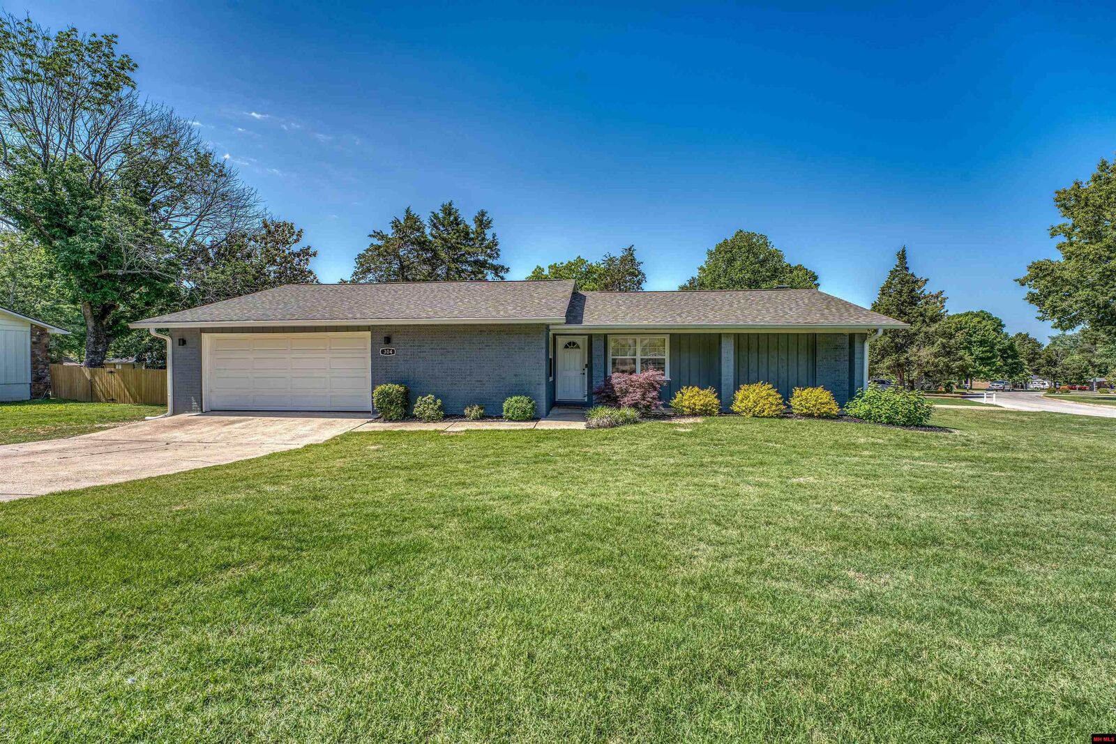 Property Photo:  304 S Kingswood Drive  AR 72653 
