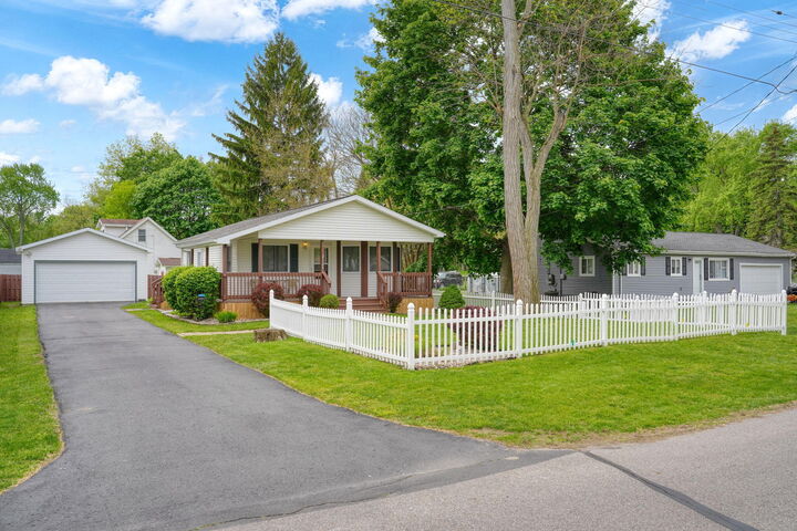 Property Photo:  2105 Carlton Boulevard  MI 49203 
