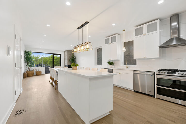 Property Photo:  1445 W Grand Avenue 1E  IL 60642 