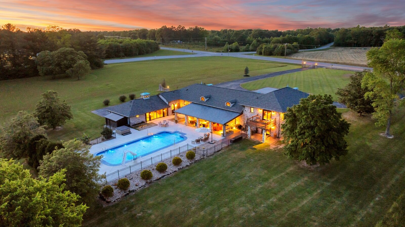Property Photo:  5016 Hillsboro Hwy  TN 37342 
