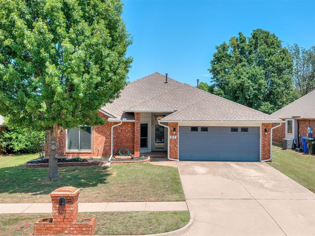 Property Photo:  917 Goshawk Drive  OK 73072 