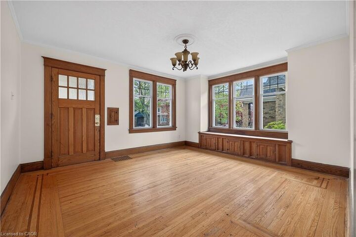 Property Photo:  48 Stirling Avenue N  ON N2H 3G5 