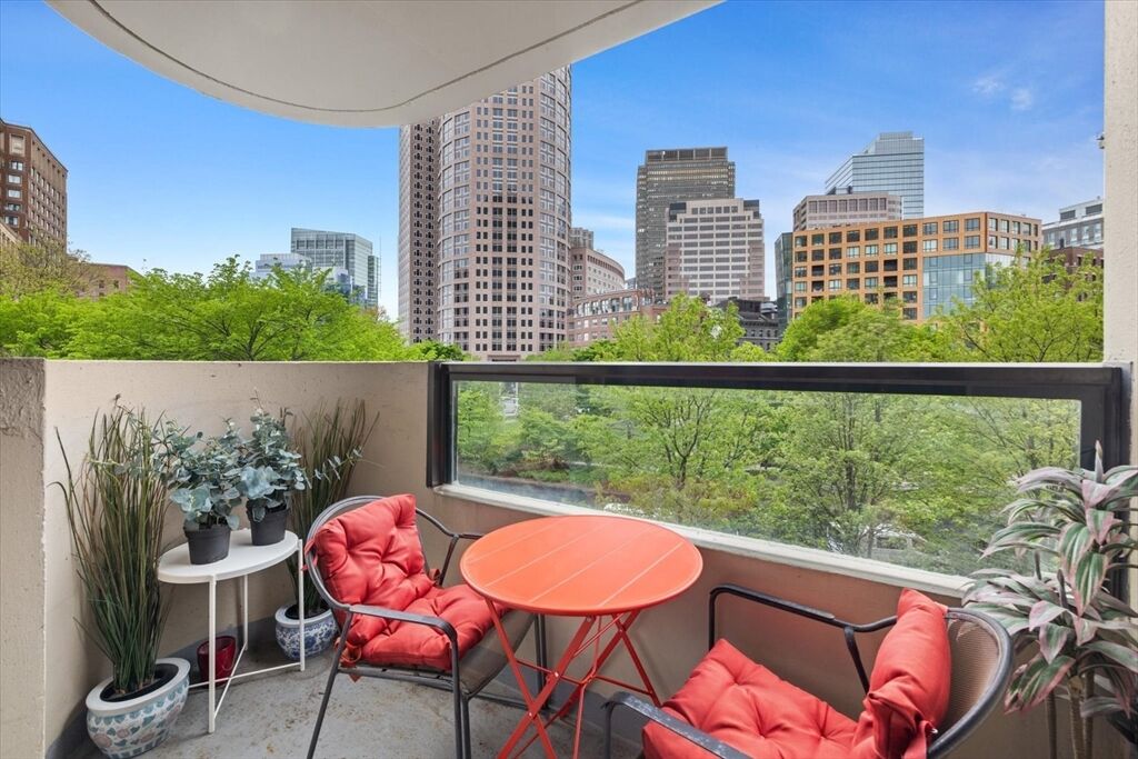 Property Photo:  65 East India Row 3G  MA 02110 